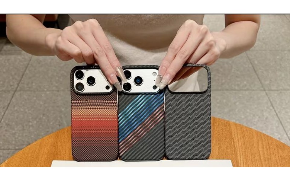 З чого роблять чохли Pitaka для iPhone?