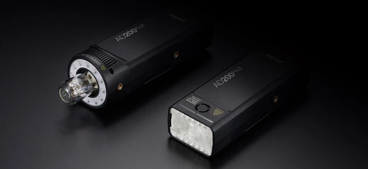 Два моноблоки Godox AD200Pro II, ліворуч відкрита лампа Bare Bulb H200J II, праворуч лінзова голова Speedlite