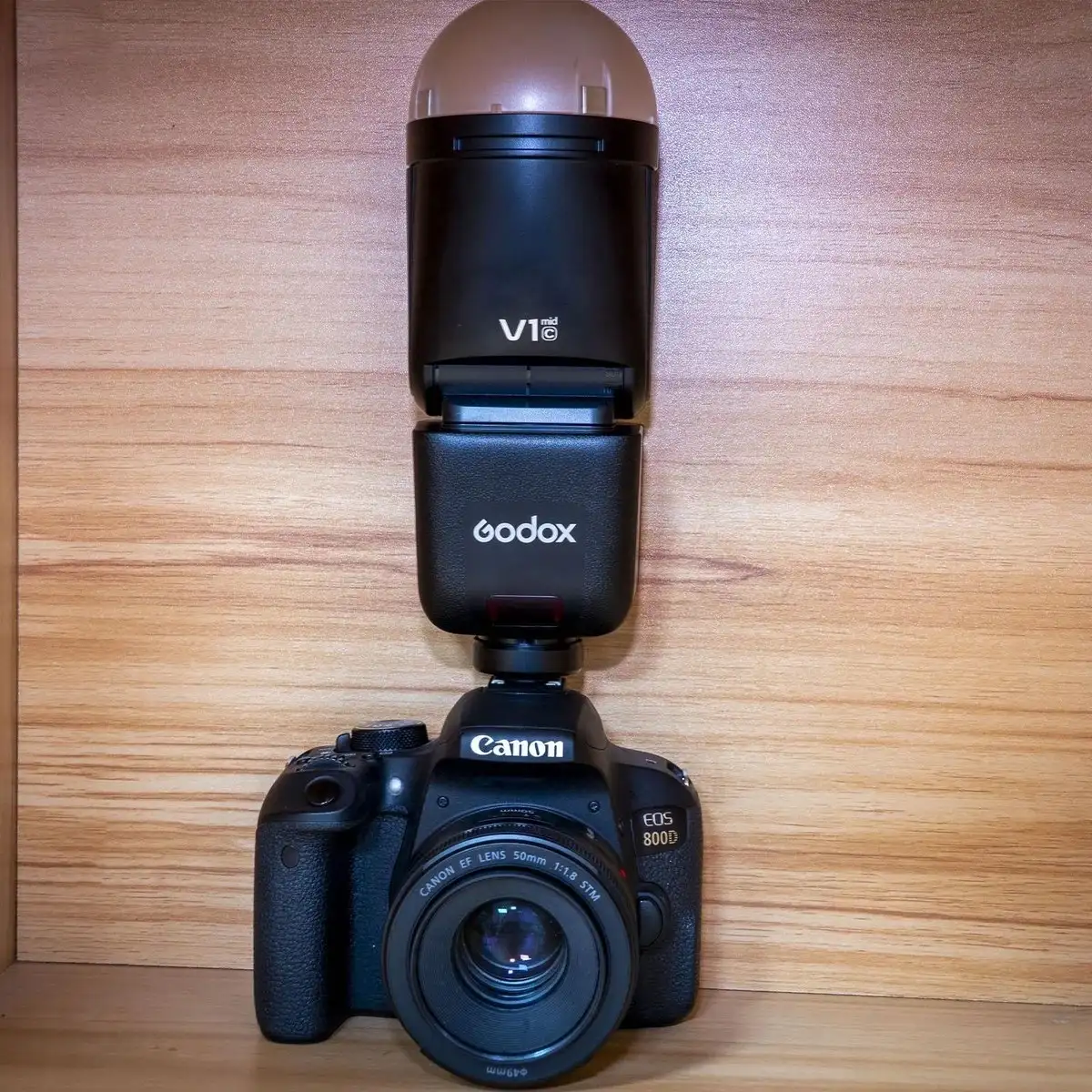 Накамерний спалах Godox V1 mid C з напівсферичним купольним розсіювачем у гарячому башмаку камери Canon EOS 800D